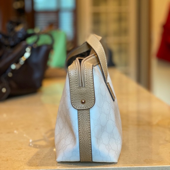 GUCCI Logo Monogram White Handbag, 100% Authentic - Picture 4 of 8